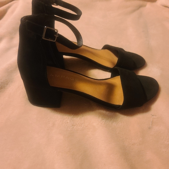 Black heels - Picture 2 of 3